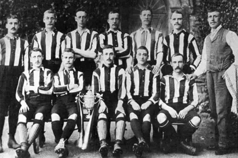 El origen del fútbol: ¿Fue en 1863 o mucho antes? Descúbrelo