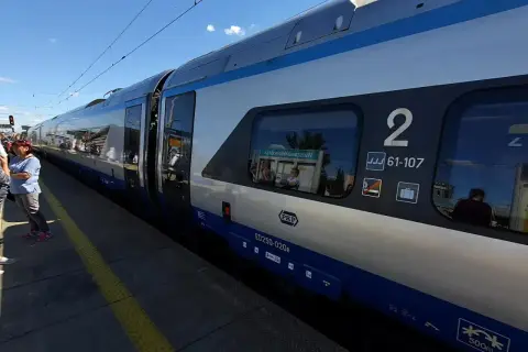 Pociąg PKP ED250-020e na peronie. Sprawdzam eip cennik przed podróżą.