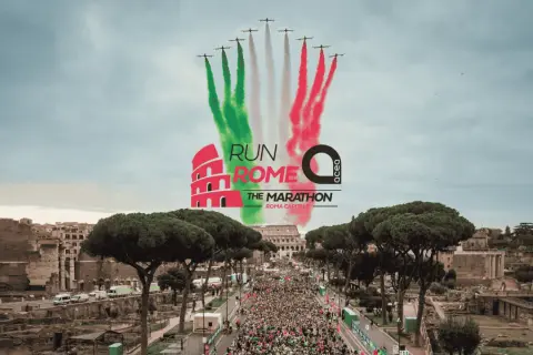 La Maratona di Roma, un evento imperdibile per chi ama correre a Roma, con aerei che disegnano il tricolore nel cielo.