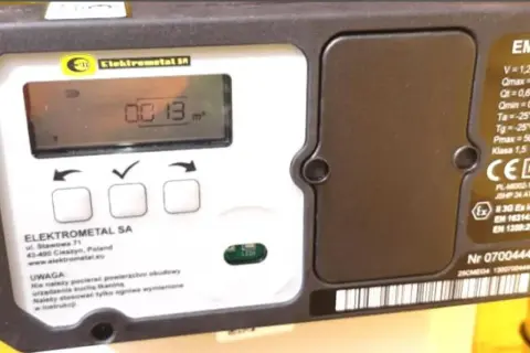 Cyfrowy licznik ciepła Elektrometal SA pokazuje 0013 m³. Dowiedz się, jak odczytać licznik centralnego ogrzewania.