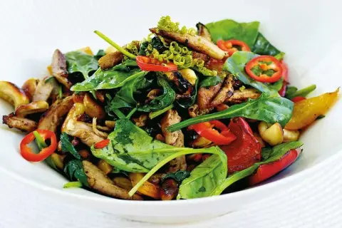 En läcker kyckling cashew-sallad med spenat, paprika och chili.