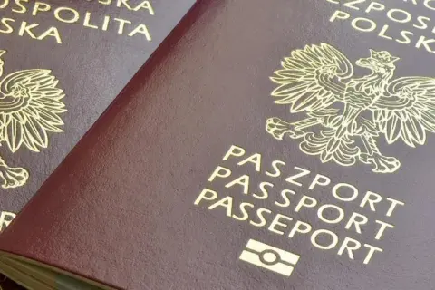 Dwa polskie paszporty z orłem w koronie. Przygotowania do podróży do Tajlandii, w tym szczepienia, są kluczowe.