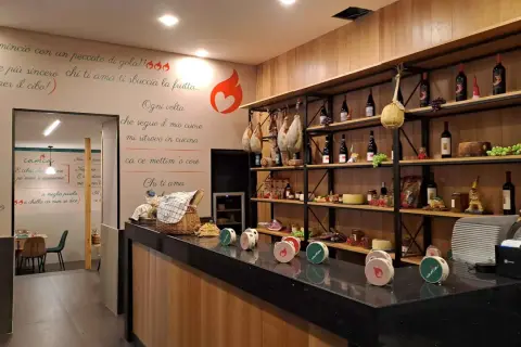 Jamm ja, come si scrive l'amore in cucina? Tra salumi, formaggi e bottiglie di vino, un cuore di fuoco e tante parole che raccontano la passione per il cibo.
