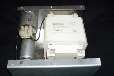 Statecznik VOSSLOH SCHWABE NaHJ400.244 do lamp sodowych lub metalohalogenkowych, 400W, 230V.