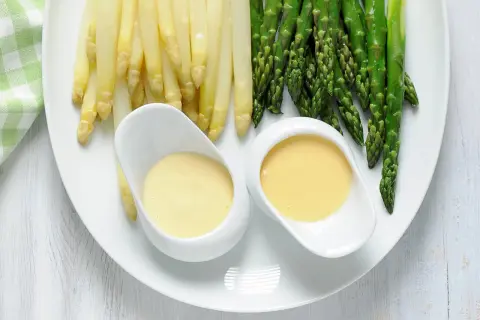 Spargel mit selbstgemachter Hollandaise. Ein Klassiker, der immer schmeckt.