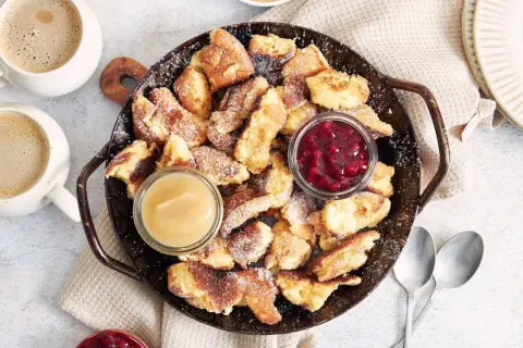Kaiserschmarrn aus dem Thermomix, goldbraun und fluffig, mit Apfelmus und Preiselbeeren.