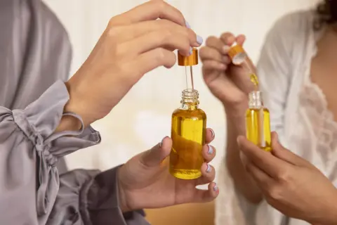 Krem po serum z witaminą C: Jak wzmocnić efekty i chronić skórę?