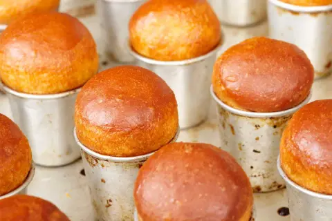 Babas au rhum dorés, prêts à être imbibés. Une étape clé de la recette baba au rhum.