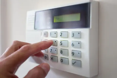 Alarm w domu jak zrobić - proste kroki do skutecznego zabezpieczenia