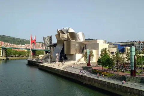El Museo Guggenheim y el puente rojo son icónicos al visitar Bilbao. Pasea por la ría y admira la arquitectura moderna.