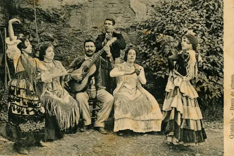 Grupo de gitanos en Granada, con guitarras y bailaoras. La zambra, significado de fiesta flamenca, se vive en esta escena.