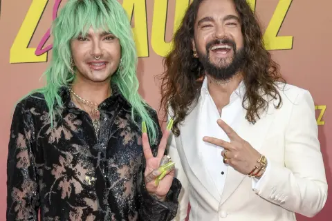 Bill und Tom Kaulitz, Stars von "Kaulitz und Kaulitz Staffel 3", posieren gut gelaunt für die Kameras.