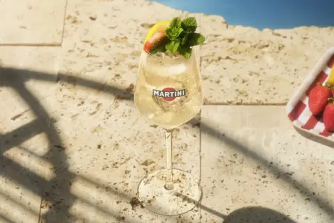 Erfrischender Martini Bianco mit Erdbeere, Zitrone und Minze. Perfekt für sommerliche Martini Bianco Rezepte am Pool.