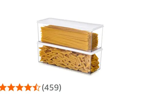 Dwa przezroczyste pojemniki z makaronem: spaghetti na górze, penne na dole.