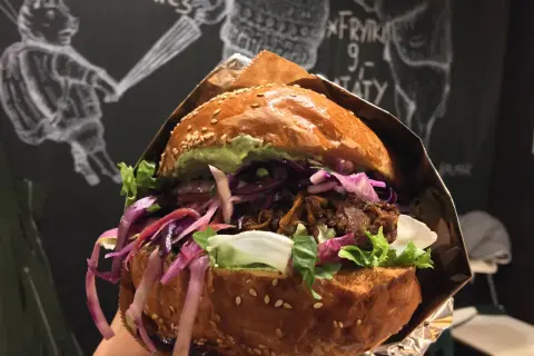 Pyszny burger z szarpaną wieprzowiną i czerwoną kapustą. Idealne miejsce, gdzie zjeść w Gdyni, by zaspokoić głód.