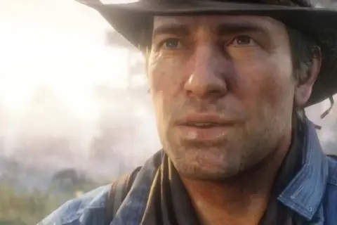 Arthur Morgan w kapeluszu i dżinsowej koszuli, zamyślony, na tle mglistego krajobrazu.