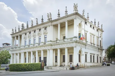 Prachtvolles Gebäude im Stil der Manierismus Architektur, mit Säulen, Statuen und italienischen Flaggen.