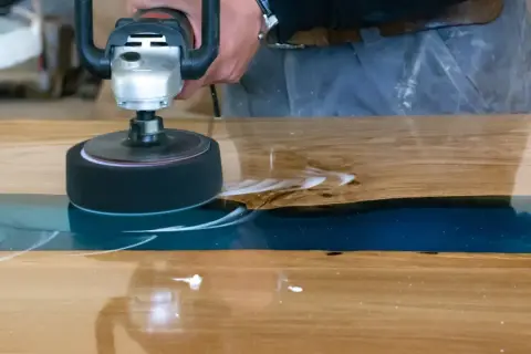 Proceso de como pulir resina epoxi en una mesa de madera, usando una pulidora para un acabado brillante.