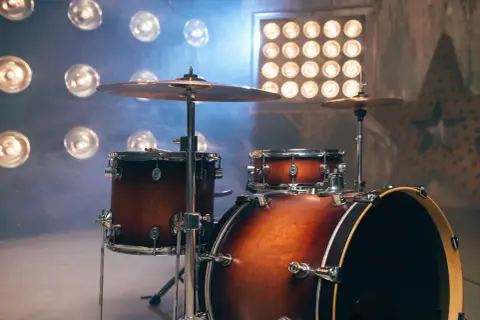 Perkusja w dymie, gotowa do wygrywania rytmów. Te instrumenty perkusyjne melodyczne czekają na swoje brzmienie.