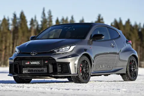 Toyota Yaris GR w ciemnoszarym kolorze lakieru, gotowa na zimowe wyzwania na śniegu.