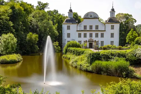 Schloss Baldeney: Ein Muss in Essen mit Wasserspiel und idyllischem Park.