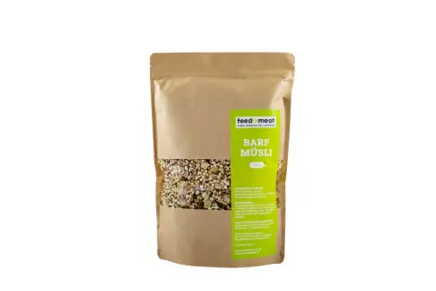 BARF Müsli von feed&meat im Beutel, perfekt für barfen im Urlaub. Mit Hirse, Karotten und Erbsen.