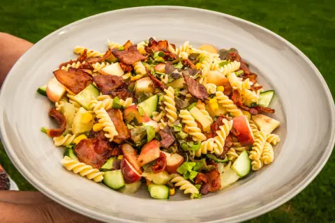 En härlig pastasallad med knaprigt bacon, krispig gurka och soltorkade tomater. Perfekt för en sommarlunch!