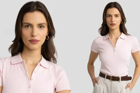 Kobieta w różowej koszulce polo, z brązowym paskiem i beżowymi spodniami. Dowiedz się, jak nosić koszulka polo damska, by wyglądać stylowo.