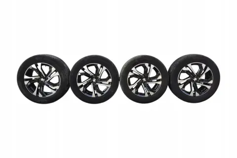 Cztery felgi z oponami Michelin, idealne do Peugeot 2008 GT, z dwukolorowym wzorem.