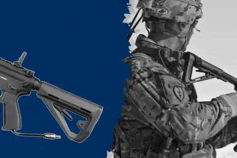 Rifle táctico con sistema HPA y soldado en uniforme de camuflaje.