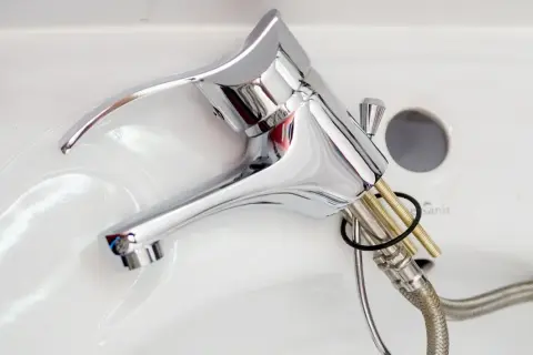 Kran w umywalce cieknie? Wymień go sam i oszczędź na hydrauliku!