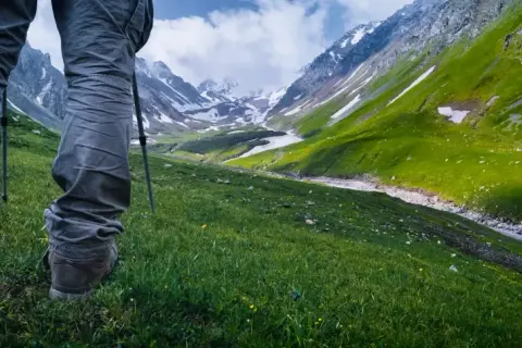 Wybierasz się w góry? Sprawdź, co zabrać: wygodne buty, kijki trekkingowe i odpowiednią odzież. Piękne widoki czekają!