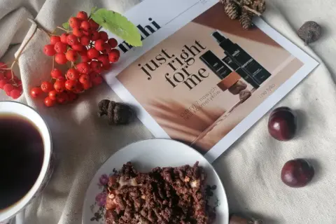 Jesienna kawa z ciastem i broszurą o kosmetykach mihi. Odkryj 7 nowych produktów tej marki.