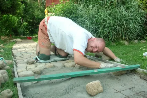 Jak zrobić chodnik z kamienia polnego - uniknij najczęstszych błędów