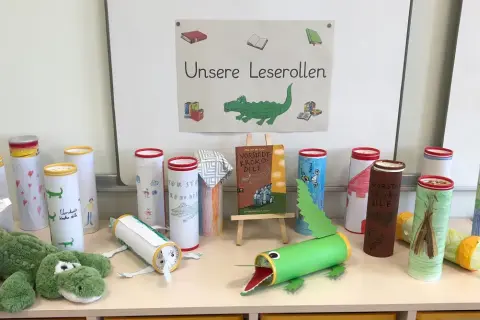 Kreative Leserollen für die Grundschule, gestaltet als Krokodile und mit Buchmotiven.