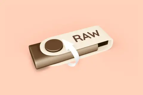 Unidad USB con la palabra "RAW" y una flecha circular, indicando la acción de formatear usb raw.