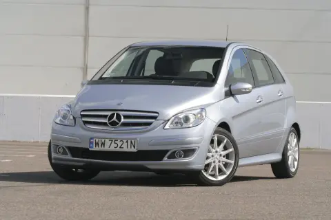 Srebrny Mercedes B klasa, gotowy na wymianę żarówki mijania.