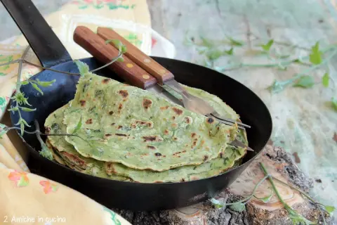 Fregnacce verdi, sottili e profumate, servite in padella con forchette. Un piatto che sa di tradizione e sapori genuini.