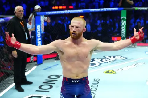 En utmattad Santiago Ponzinibbio med armarna utsträckta i oktagonen, redo för nästa utmaning.