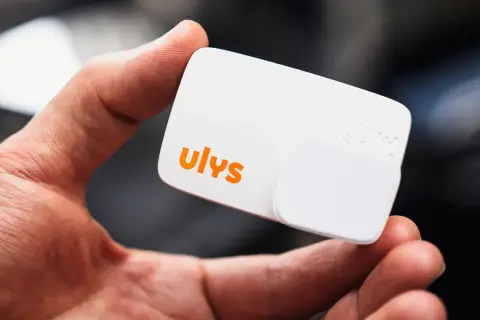 Main tenant, un badge télépéage Ulys ne fonctionne plus. Il est tenu dans une main.