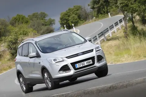 Ford Kuga 2.0 TDCI 140cv en carretera sin problemas aparentes, circulando por una curva.