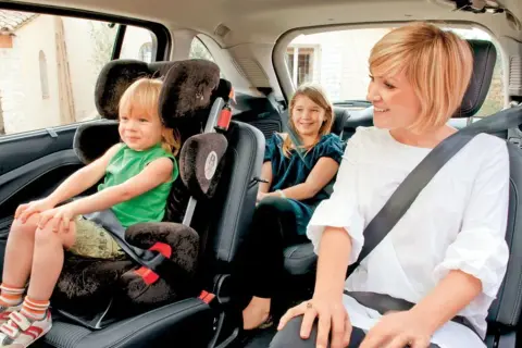 Mama z dwójką dzieci w samochodzie. Jak przewozić 3 dzieci w samochodzie? Bezpieczeństwo przede wszystkim!