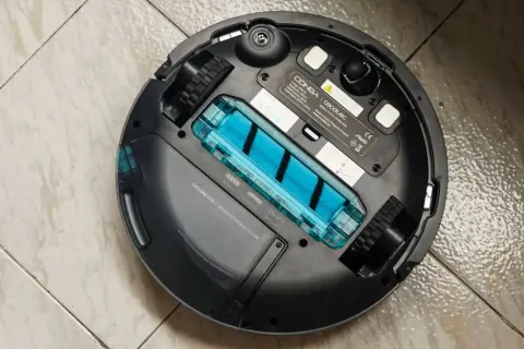 Vista inferior del robot aspirador Conga 7090 AI, mostrando su cepillo central azul y detalles de su tecnología.