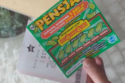 Zielona zdrapka "Pensja" z symbolem 2 zł i kuponem Lotto. Czy to właśnie te zdrapki najczęściej wygrywają?