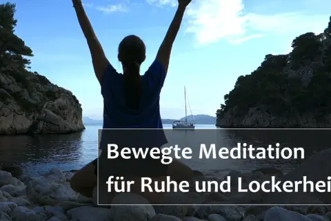 Frau mit erhobenen Armen am Meer, die eine aktive Meditation für Ruhe und Lockerheit praktiziert. Ein Segelboot im Hintergrund.
