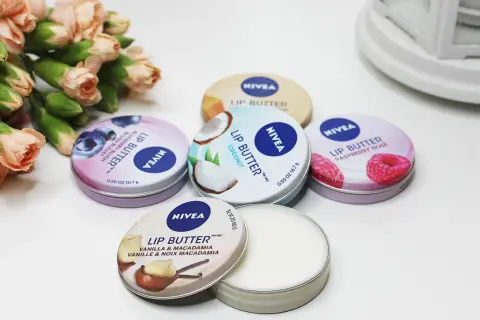 Pięć puszek Nivea Lip Butter: kokosowy, malinowy, jagodowy, waniliowy z makadamią i jeden otwarty. Gdzie kupić te cuda?