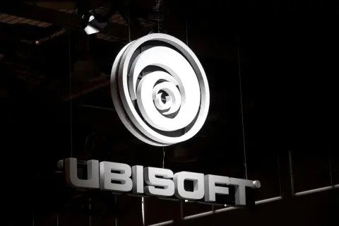 Jasne, oto opis alternatywny:

Podświetlone logo Ubisoft i nazwa firmy wiszą w ciemnym pomieszczeniu. To świetna reklama dla fanów gier Ubisoft akcje.