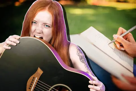 Eine Frau mit roten Haaren beißt in ihre Gitarre, während eine Hand daneben Notizen für eigene Songs schreibt.