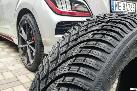 Bieżnik opony zimowej: 1.6 mm legalnie, ale 4 mm bezpiecznie