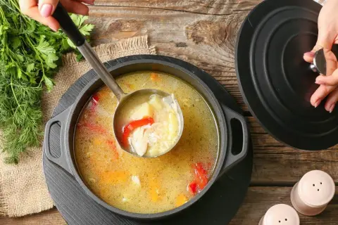 Jaka zupa na przeziębienie? Babcine sposoby i nauka